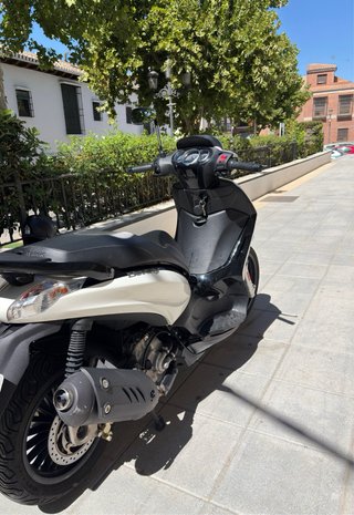 Piaggio Beverly 125 i.e. Maxi Scooter