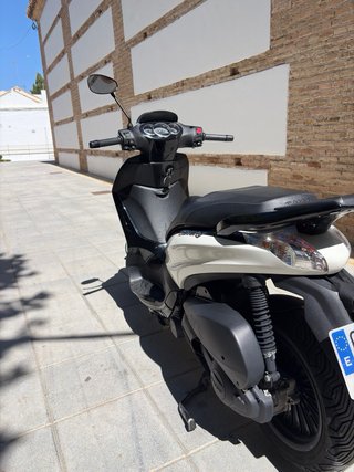 Piaggio Beverly 125 i.e. Maxi Scooter