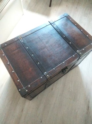 Baúl vintage madera y cierres metal