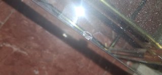 Mesa de cristal con detalles dorados