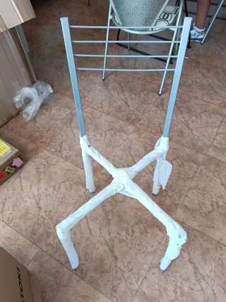 Estructura de silla de metal plateada