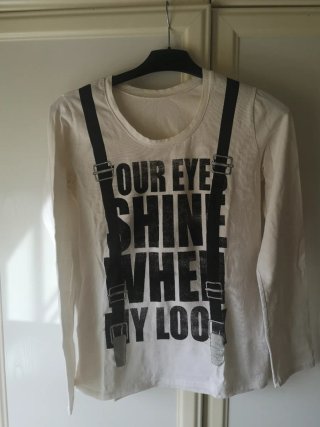 Camiseta blanca manga larga con estampado