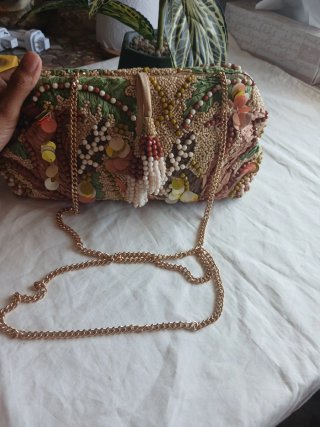 Clutch bordado con pedrería y cadena