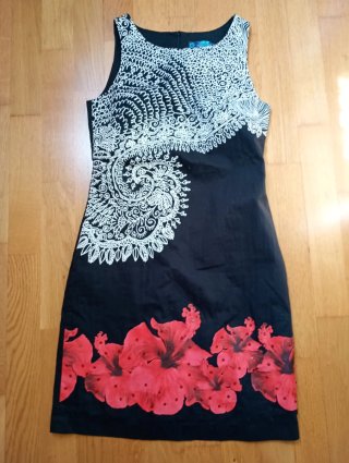Vestido Desigual Negro con Flores Rojas