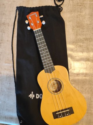 Ukelele Donner madera con accesorios