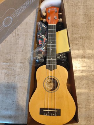 Ukelele Donner madera con accesorios