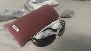 Gafas de sol Miu Miu negras y doradas
