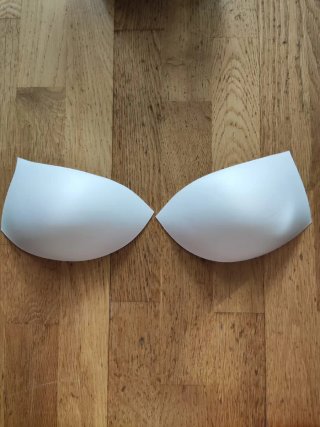 Copas de bikini diferentes tallas y colores.