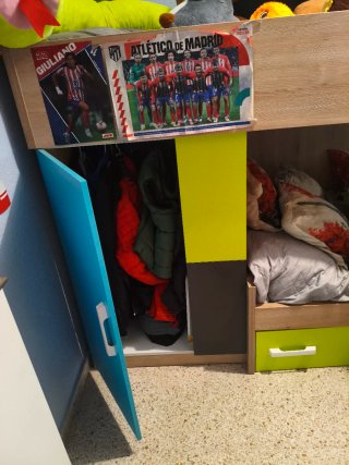 Dormitorio infantil doble cama tren.
