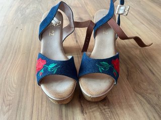 Sandalias de cuña con flores bordadas