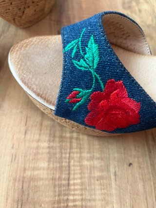 Sandalias de cuña con flores bordadas