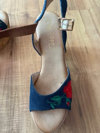 Sandalias de cuña con flores bordadas