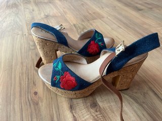 Sandalias de cuña con flores bordadas