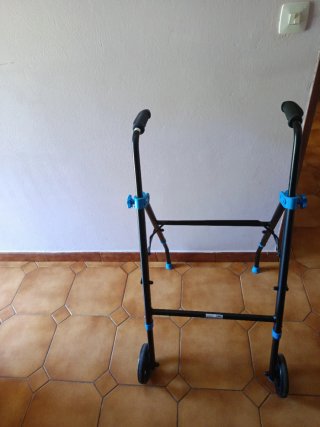 Andador con ruedas delanteras