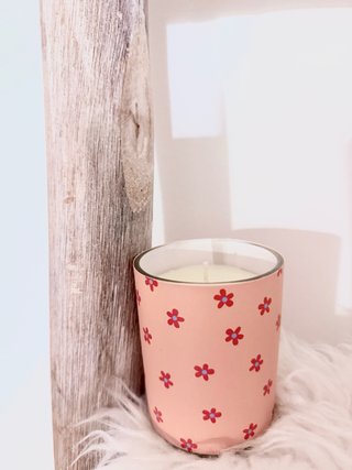 Vela decorativa rosa con flores rojas