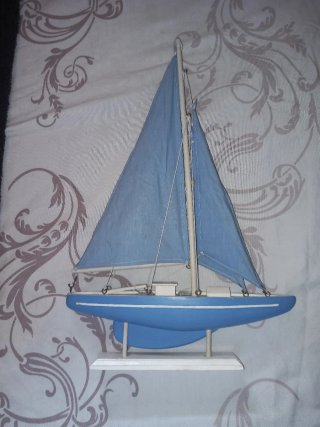 Barco velero decorativo azul