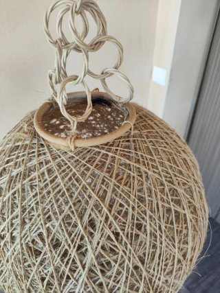 Lámpara colgante de cuerda y madera