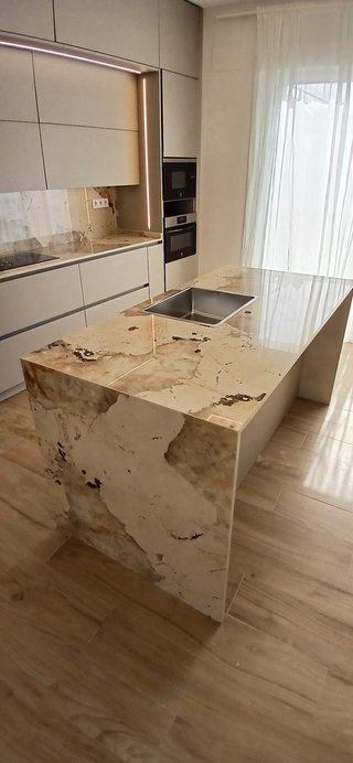 Isla de cocina con encimera de mármol a medida