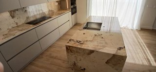 Isla de cocina con encimera de mármol a medida