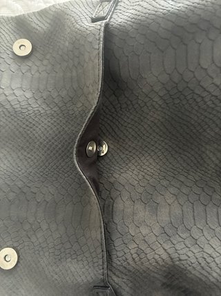 Bolso gris efecto piel serpiente