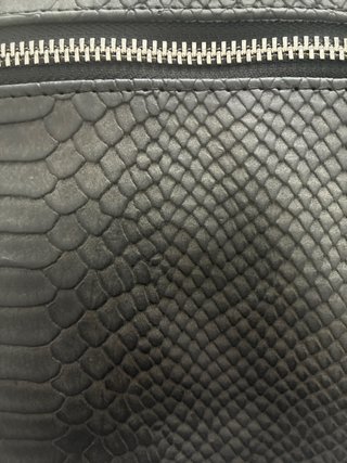 Bolso gris efecto piel serpiente