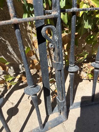 Puerta doble de hierro con marco