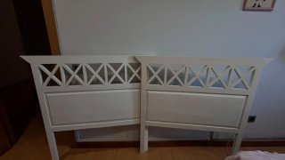 Dos cabeceros de madera blancos
