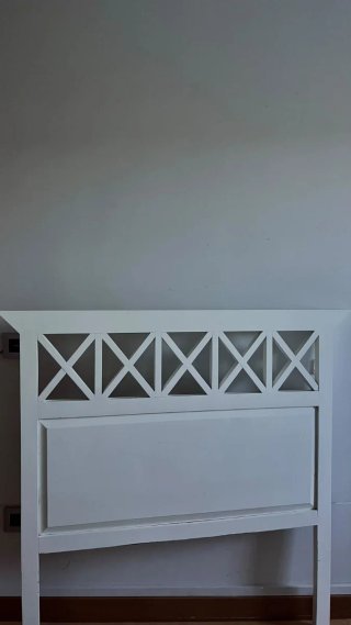 Dos cabeceros de madera blancos