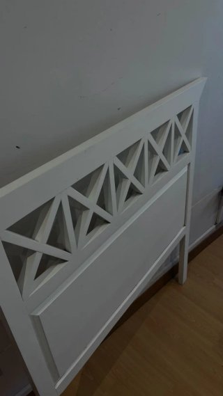 Dos cabeceros de madera blancos