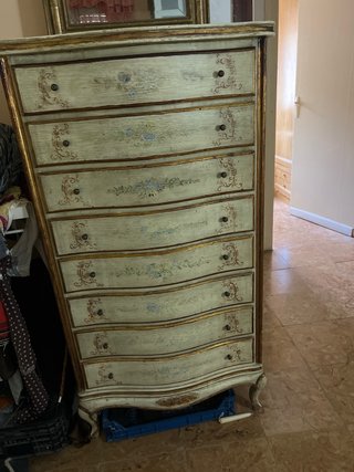 Cómoda antigua de madera y cristal de regalo