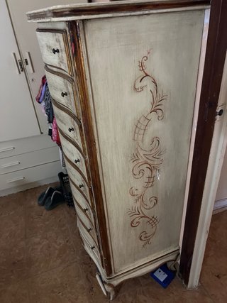 Cómoda antigua de madera y cristal de regalo