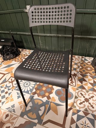 Silla negra de plástico y metal