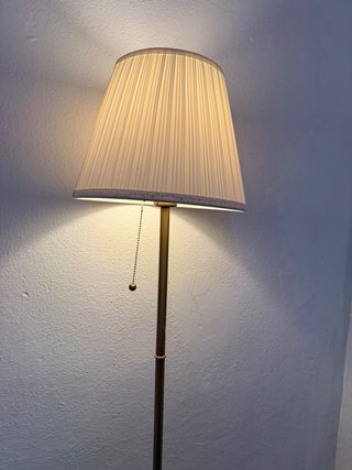 Lámpara de pie dorada y blanca Ikea