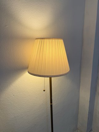 Lámpara de pie dorada y blanca Ikea