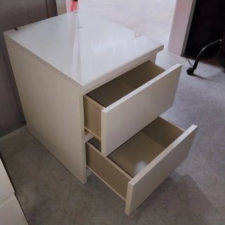 2 Mesitas de Noche Ikea Malm Blancas, con cristal