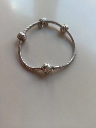 Pulsera Pandora con charm de herradura y dos clips