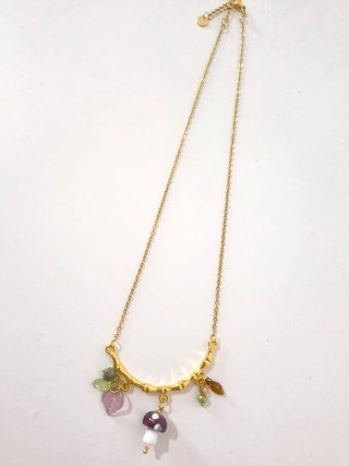 Collana con ciondoli fungo e foglie con ramo.