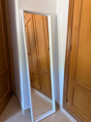 Espejo de pie blanco en perfecto estado.