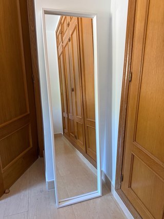 Espejo de pie blanco en perfecto estado.