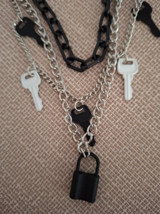 Collana con lucchetto e chiavi