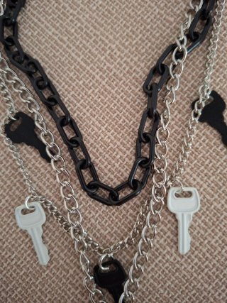 Collana con lucchetto e chiavi
