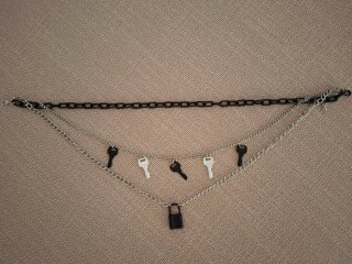 Collana con lucchetto e chiavi