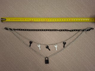 Collana con lucchetto e chiavi