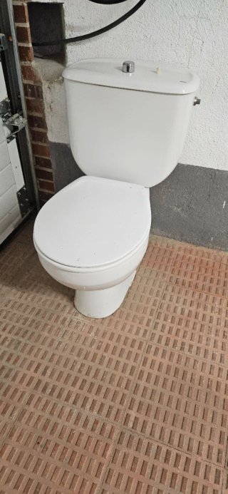 Taza de WC Roca con cisterna y tapa
