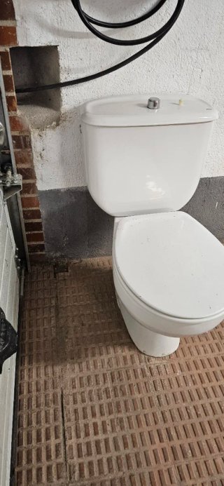 Taza de WC Roca con cisterna y tapa