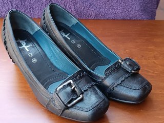Zapatos salón tacón bajo negros con hebilla.