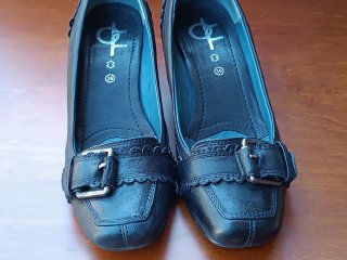 Zapatos salón tacón bajo negros con hebilla.