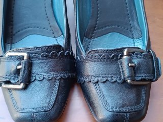 Zapatos salón tacón bajo negros con hebilla.