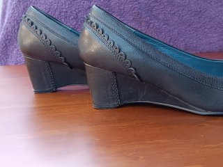 Zapatos salón tacón bajo negros con hebilla.