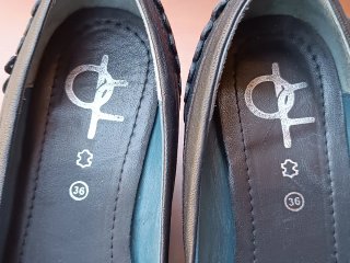 Zapatos salón tacón bajo negros con hebilla.